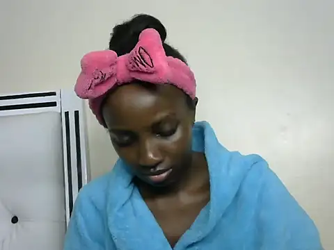 Snapshot of sweet-petite chatting on December 2, 2025, 10:09 am sweet-petite online show from December 2, 2025, 10:09 am