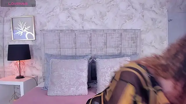 Luna18Pink online show from April 18, 2026, 12:42 pm