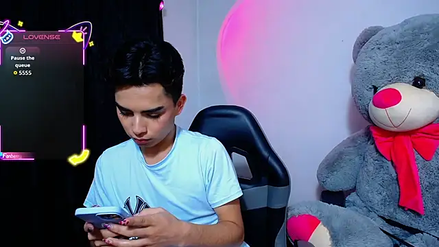 OwenBluee online show from April 19, 2026, 2:11 am