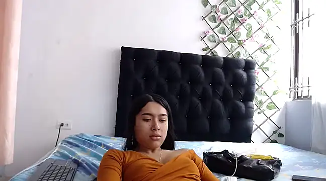 SweetLatiin  online show from February 13, 2025, 3:24 pm