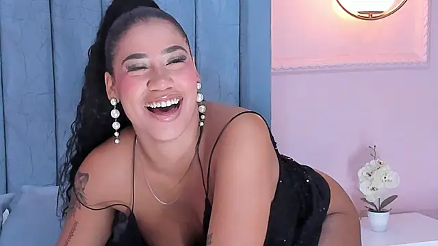 Snapshot of Salome_Diaz_ chatting on February 6, 2025, 4:10 am Salome Diaz  online show from February 6, 2025, 4:10 am