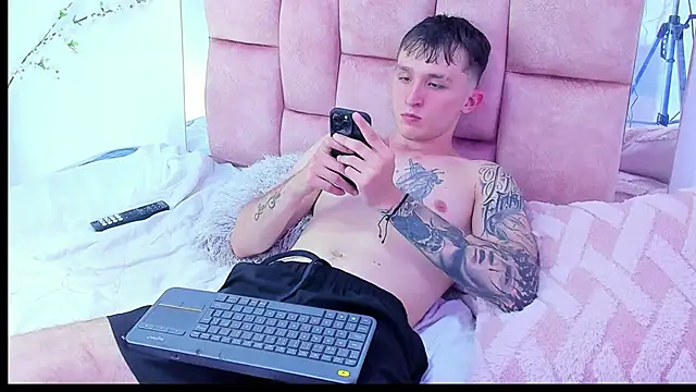 Dylanwhite23  online show from February 13, 2025, 11:58 pm