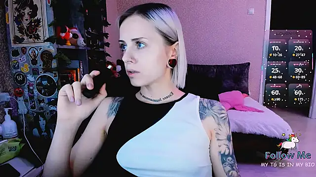 NaniMoore online show from December 5, 2025, 8:05 pm