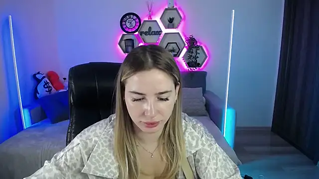 SabrinViolet online show from September 15, 2025, 8:03 am