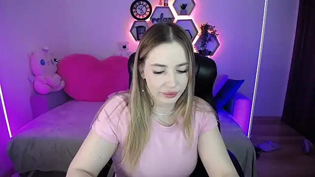 SabrinViolet online show from April 4, 2026, 8:23 am