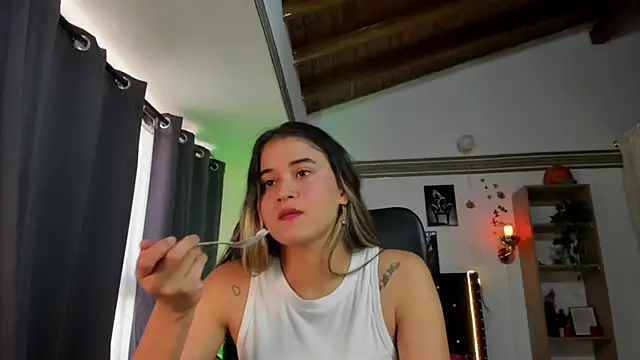 taniasweetxx online show from December 6, 2024, 7:45 pm