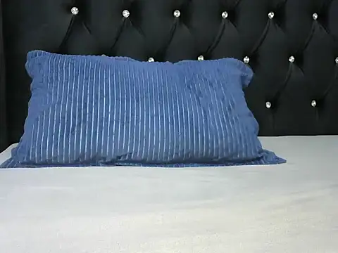 Cryaluna online show from October 19, 2025, 9:21 am