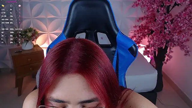 lizowenn  online show from November 12, 2025, 7:24 pm