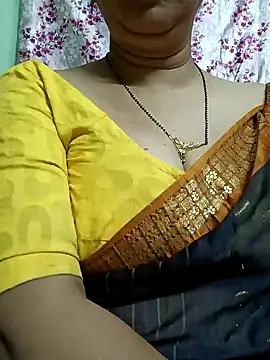 Snapshot of Rosy-B chatting on January 2, 2025, 9:50 pm Rosy-B online show from January 2, 2025, 9:50 pm