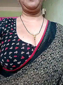 Snapshot of Rosy-B chatting on February 5, 2025, 10:08 am Rosy-B online show from February 5, 2025, 10:08 am