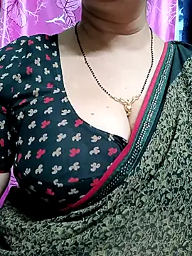 Snapshot of Rosy-B chatting on February 18, 2025, 6:58 pm Rosy-B online show from February 18, 2025, 6:58 pm