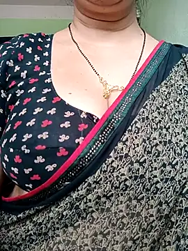 Snapshot of Rosy-B chatting on February 19, 2025, 6:33 am Rosy-B online show from February 19, 2025, 6:33 am