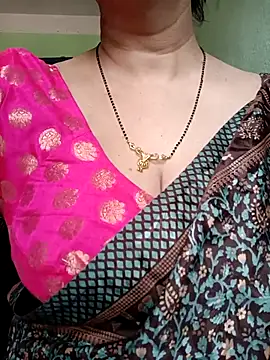 Snapshot of Rosy-B chatting on February 19, 2025, 10:01 am Rosy-B online show from February 19, 2025, 10:01 am