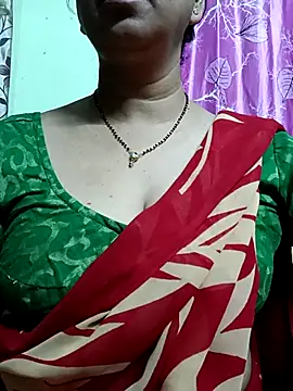 Snapshot of Rosy-B chatting on October 9, 2025, 9:35 pm Rosy-B online show from October 9, 2025, 9:35 pm