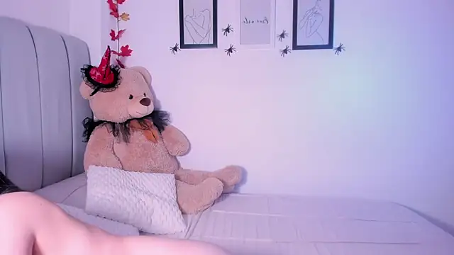 Snapshot of DannaHyde chatting on October 2, 2025, 5:20 pm DannaHyde online show from October 2, 2025, 5:20 pm