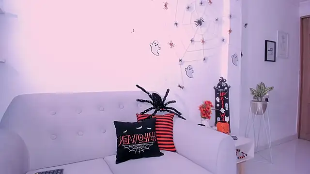 Snapshot of DannaHyde chatting on October 16, 2025, 4:30 pm DannaHyde online show from October 16, 2025, 4:30 pm