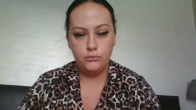 Snapshot of CurvyQueen2023 chatting on December 2, 2025, 11:04 am CurvyQueen2023 online show from December 2, 2025, 11:04 am