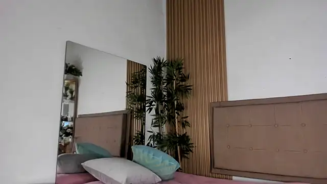 Natasha  Sccott online show from February 12, 2025, 7:56 pm