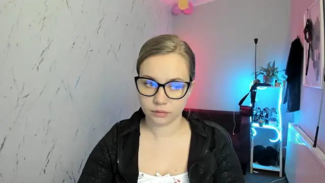 holly xglam online show from February 19, 2026, 7:43 pm