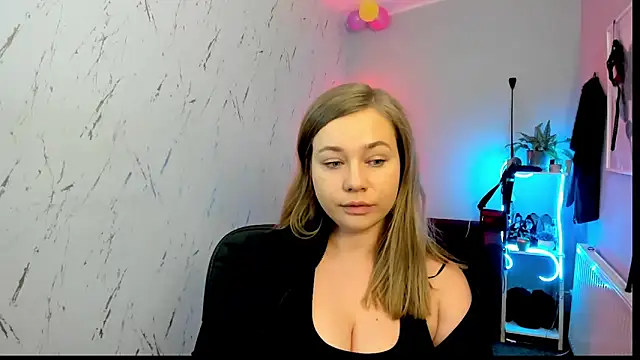 holly xglam online show from February 24, 2026, 9:13 pm