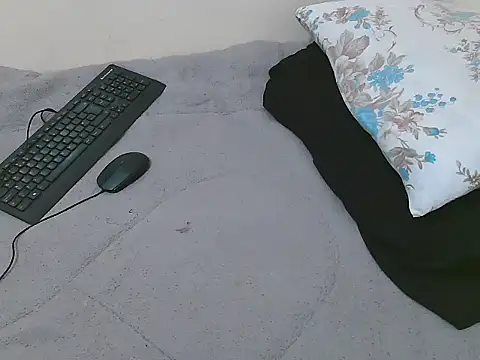 lella-0 online show from February 17, 2025, 5:43 pm