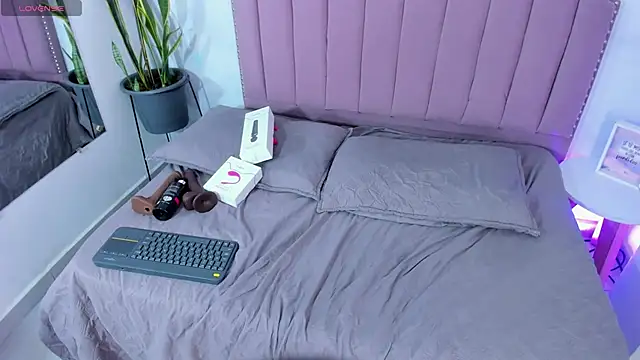 angeline blake  online show from January 21, 2025, 8:00 pm