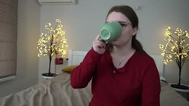 MagicPeachh  online show from January 13, 2025, 9:30 am