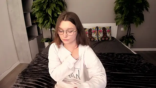 MagicPeachh  online show from November 20, 2025, 1:44 pm