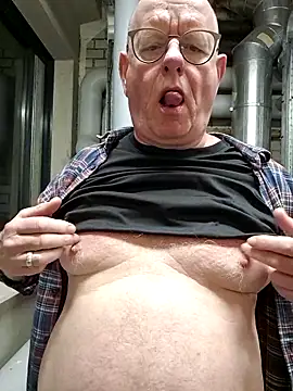 andrejoyfull64 online show from January 6, 2026, 2:21 pm