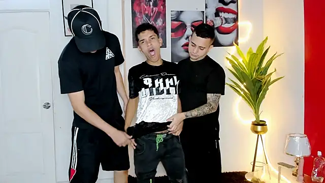 oversizedxguys online show from April 14, 2026, 1:22 am