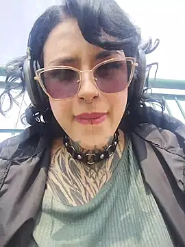 taaylor33 online show from February 12, 2026, 8:04 pm