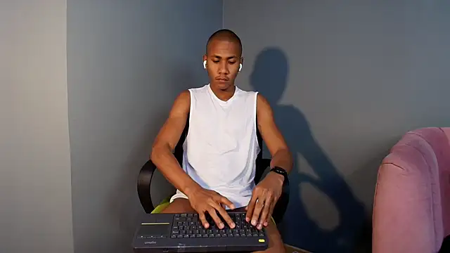 Ethan Fox11 online show from February 19, 2025, 2:12 pm