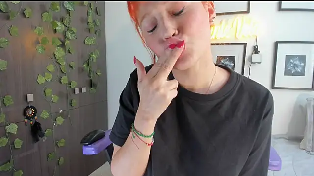 Snapshot of Annie_Velas_ chatting on July 14, 2026, 7:52 pm Annie Velas online show from July 14, 2026, 7:52 pm