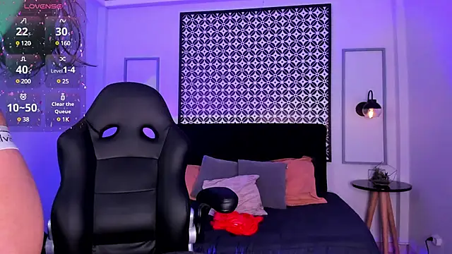 Chloe fischer  online show from March 21, 2025, 2:07 pm