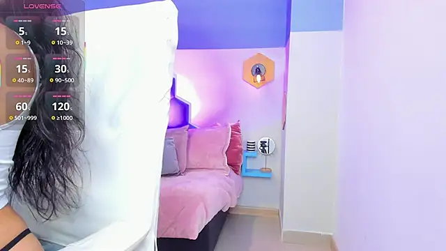 Chloe fischer  online show from September 17, 2025, 2:08 pm