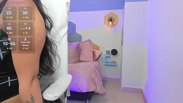 Chloe fischer  online show from October 11, 2025, 3:43 pm