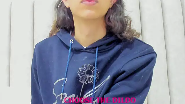 FreyaMoller online show from November 3, 2025, 7:04 pm