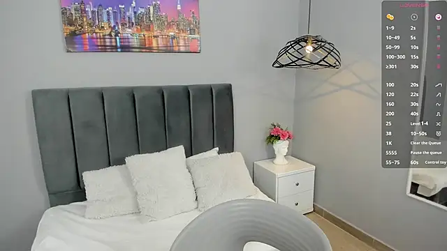 sophie alice  online show from March 17, 2025, 3:40 pm