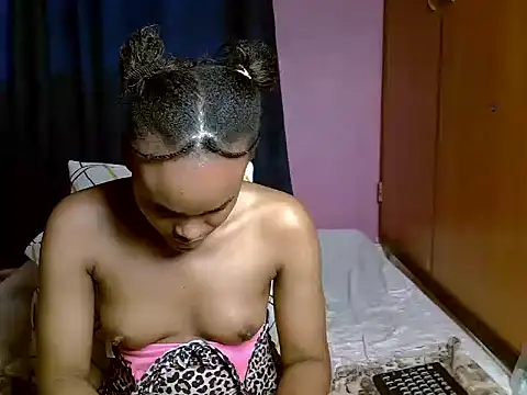 Snapshot of Queen_petite_ chatting on June 29, 2026, 5:03 am Queen petite online show from June 29, 2026, 5:03 am
