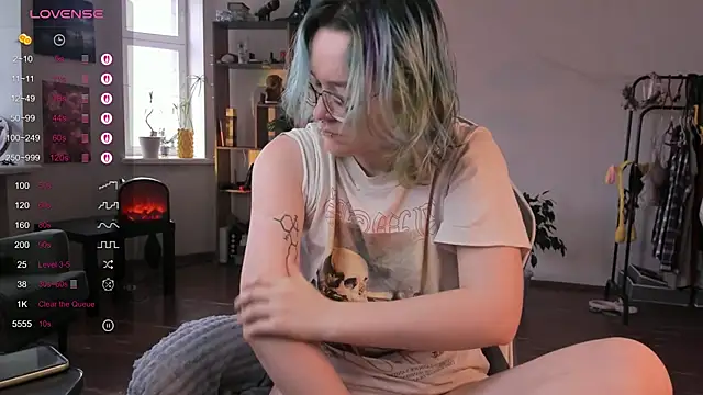 alisahug online show from October 7, 2025, 4:42 am