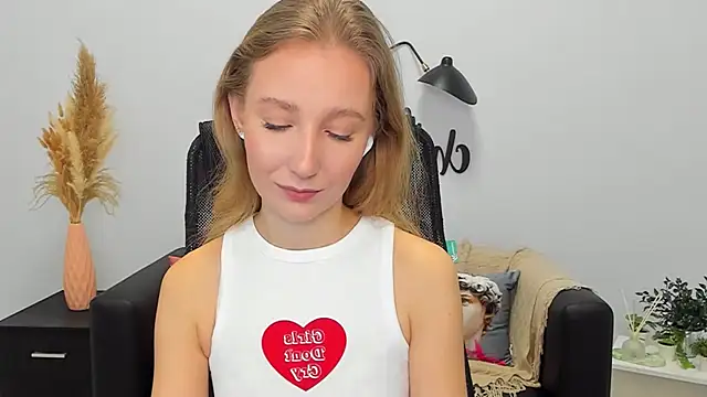 Snapshot of LolaWilsons chatting on February 3, 2025, 9:30 am LolaWilsons online show from February 3, 2025, 9:30 am