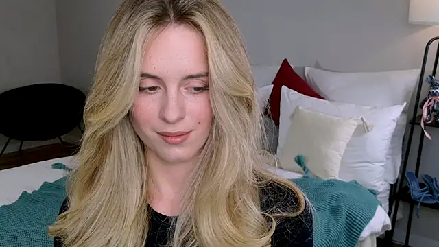 RozzitaBedberry online show from November 18, 2025, 2:54 pm