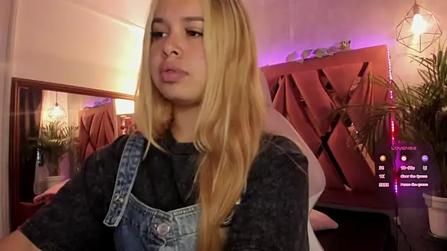 Snapshot of Haelycute chatting on January 28, 2025, 11:17 am Haelycute online show from January 28, 2025, 11:17 am