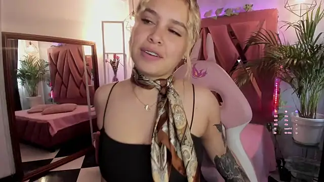 Snapshot of Haelycute chatting on February 9, 2025, 12:19 pm Haelycute online show from February 9, 2025, 12:19 pm