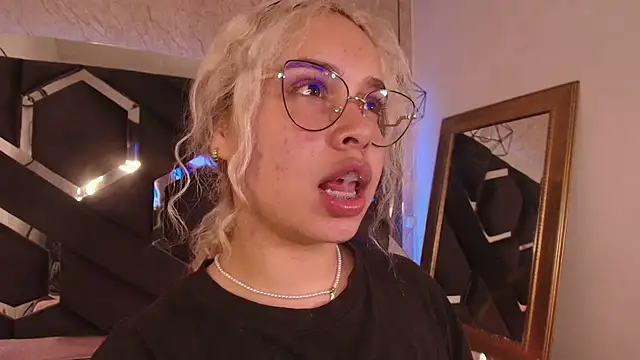 Snapshot of Haelycute chatting on October 6, 2025, 12:52 am Haelycute online show from October 6, 2025, 12:52 am