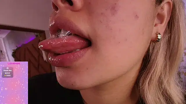 Snapshot of Haelycute chatting on October 26, 2025, 12:00 pm Haelycute online show from October 26, 2025, 12:00 pm