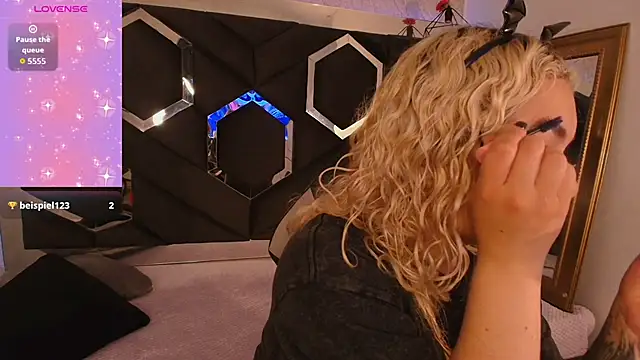 Snapshot of Haelycute chatting on November 2, 2025, 9:28 pm Haelycute online show from November 2, 2025, 9:28 pm