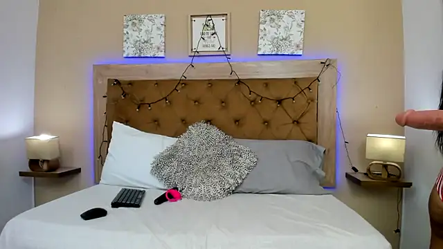 CristalLoren online show from December 17, 2025, 6:25 pm