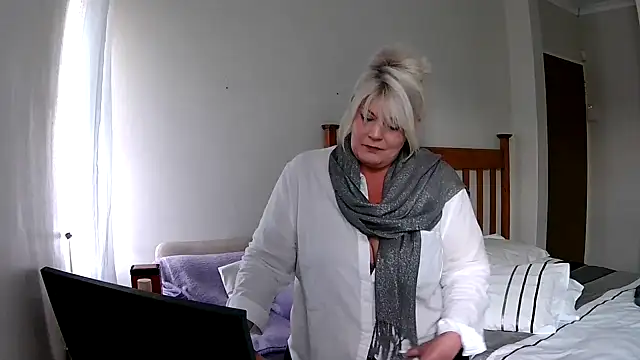 Miahotmilf online show from December 16, 2024, 5:11 pm