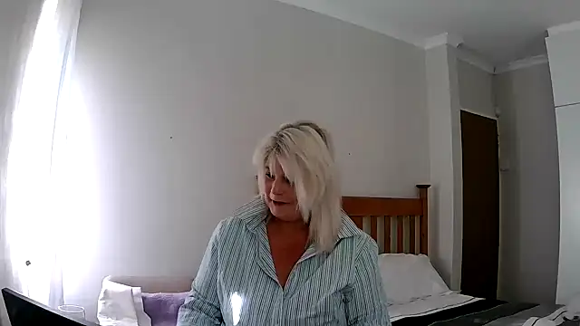 Miahotmilf online show from December 28, 2024, 3:26 pm